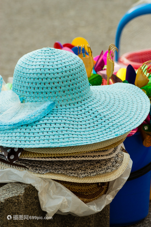 夏季帽子出售户外的市场摊位